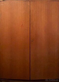 Retro skříň a prosklená vitrína