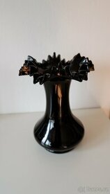 Váza z černého skla