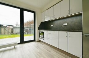 Krásný nový byt s terasou a zahrádkou 1+kk,  81 m2 - Bučovic
