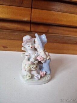 Porcelánová soška "námluvy" - 1