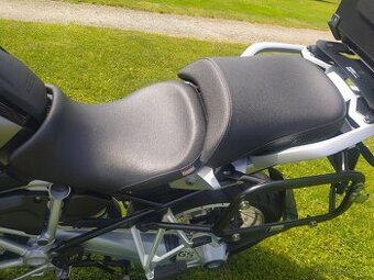 BMW R 1200 GS, vyměním snížené sedlo Touratech.