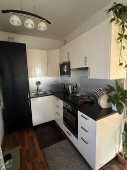 Prodám rohovou kuchyň IKEA se spotřebiči