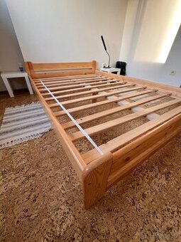Dřevěná postel s laťkovým roštem