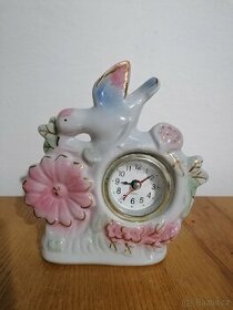 Hodiny s porcelánovou soškou holubice