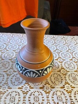 Menší hliněná váza s lidovým motivem