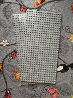 Šedé podložky na Lego Duplo