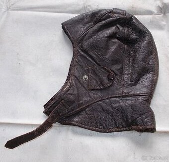 Stará, kožená motokukla.