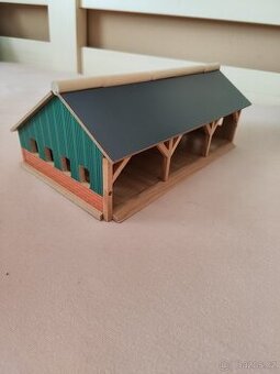 Dřevěná garáž na malé traktory TOP STAV