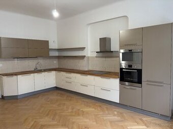 Designová kuchyňská linka zhotovená truhlářem na míru