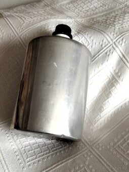 stará hliníková 5 litrová nádoba - láhev se zátkou