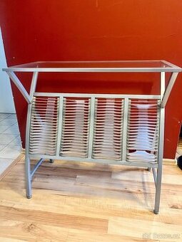 Odkládací stolek a stojan na CD