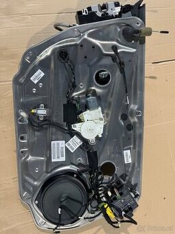 Stahovací mechanismus / zámek dveří Mercedes-Benz W204