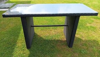 Ratanový stůl se sklem