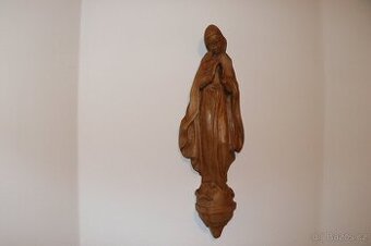 Marie – zašlapává pohany (had)  soška   dřevo (225D)