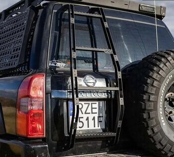 NISSAN PATROL Y61 - ŽEBŘÍK NA ZADNÍ DVEŘE