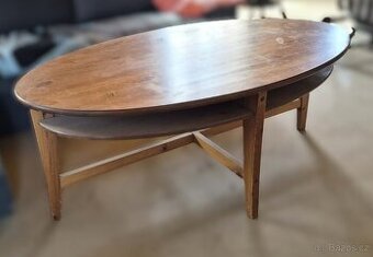 Dřevěný konferenční stolek – oválný