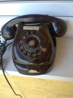 Starý bakelitový telefon Tesla z r. 1962