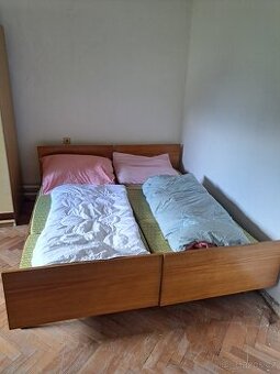 Postele a noční stolek