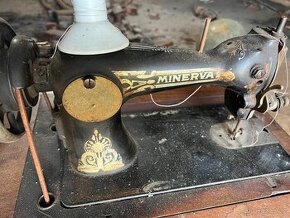 Starý šicích stroj Minerva