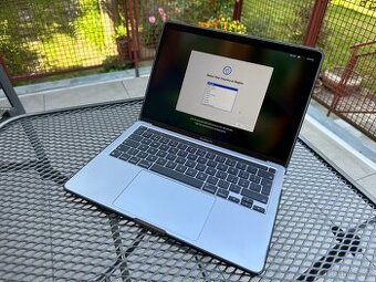 MacBook Pro 13" M1 (2020) - 8 GB RAM / 256 GB SSD top stav
