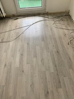 Laminátová plovoucí podlaha šedá