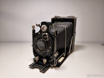 Historický fotoaparát s Zeiss objektivem