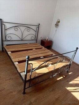 Prodám manželskou postel (letiště)