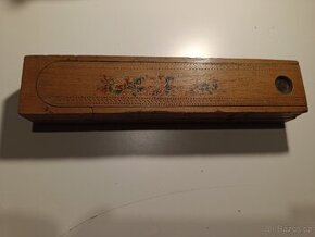Dřevěný penál a kovové krabičky od doutníků