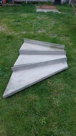 Betonové pravotočivé schody