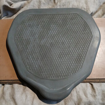 Stadion,krátce použitý šedý gumový potah sedla