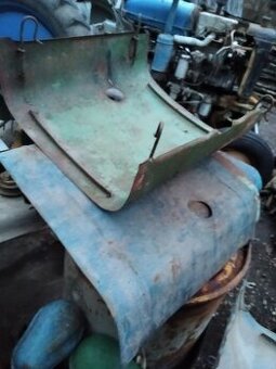 Prodám kapoty na motor na ZETOR25-500,-kus
