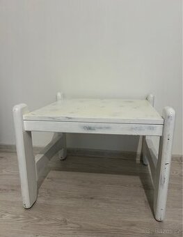 Dřevěný nízky stolek