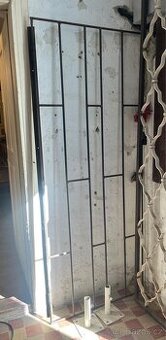 Kovová mříž na panty