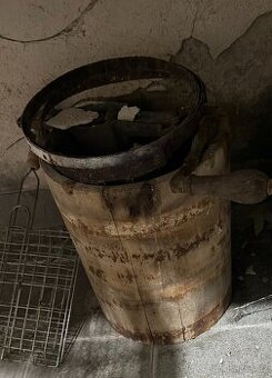 Starožitný ruční strojek na výrobu zmrzliny – dřevěná zmrzli