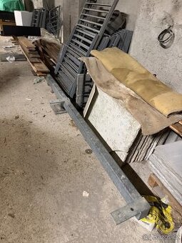 Masivní ocelový nosník / montážní základna – žárový zinek