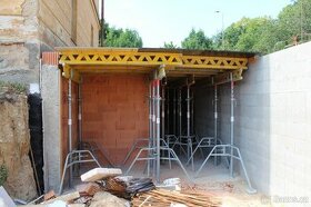 Pronájem stropních stojek a nosníků Peri v Rakovníku.