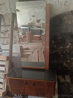 Toaletní stolek se zrcadlem