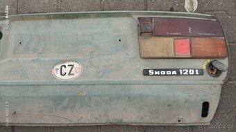 Zadní čelo se světly a štítkem na ŠKODA 120L