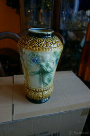 Krásná,stará,keramická,majoliková váza s figurálním motivem