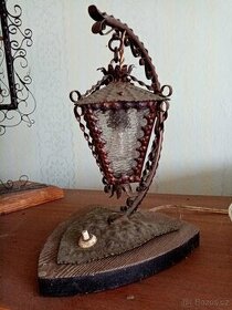 Stará kovaná stolní lampička lucernička