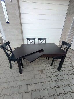 Jídelní stůl a 4 židle