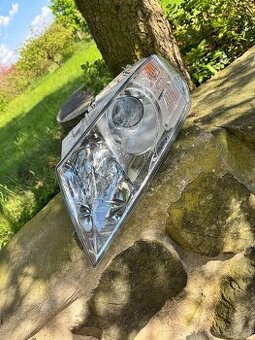 Originální poškozený Xenon na Octavii 2 - Levý