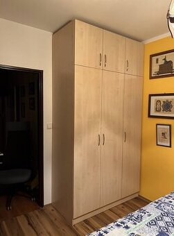 Skříň ze světlého dřeva