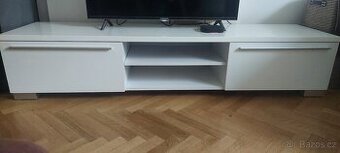 Stolek pod televizi