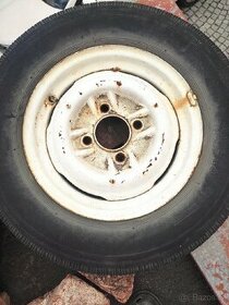 Staré ráfky s pneu na ,, Octavii - 1