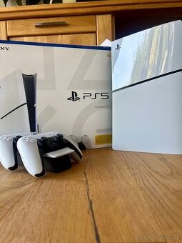 PS5 Slim + 2x ovladač + hry + dokovací stanice