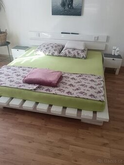 nerozbitné letiště z fošen a trámů+noční stolečky