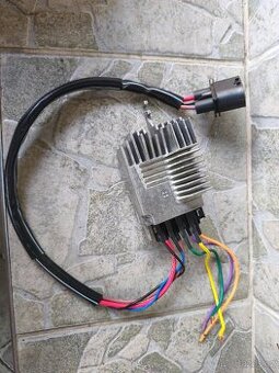 Audi A4 B6 Řídící jednotka ventilátoru