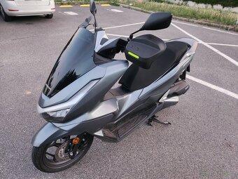 Honda PCX 125 (model 2025) + příslušenství