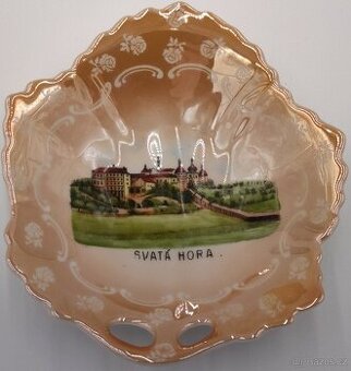Krásný starý porcelánový Zdobený talířek SVATÁ HORA, značeno